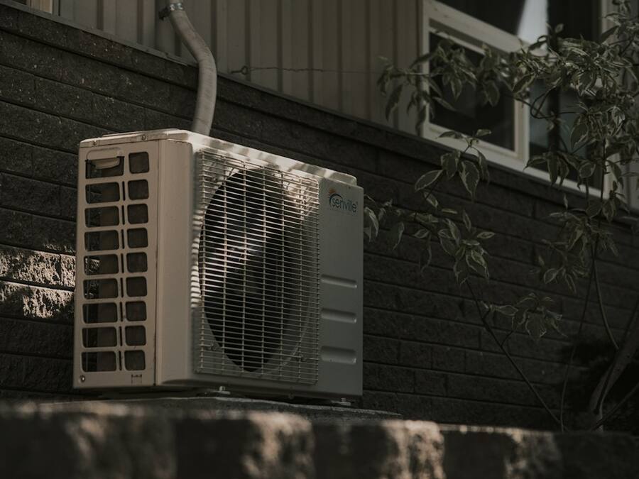 Unità esterna di un climatizzatore installata su una parete
